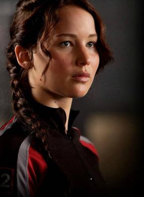 who plays the main character in the hunger games
